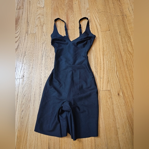 Skims unlined plunge mid high bodysuit - Picture 4 of 6